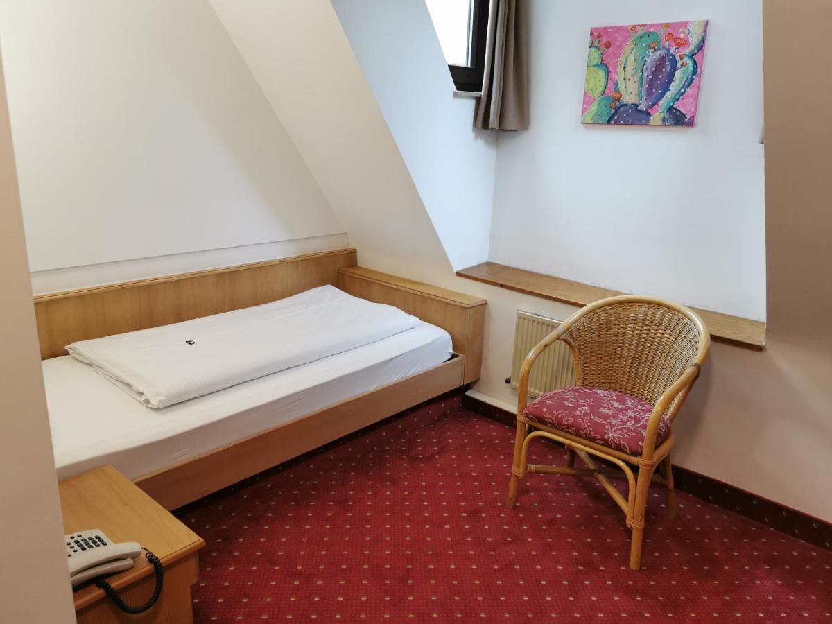 Landhotel Oelmuehle Mombris エクステリア 写真